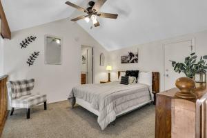 a bedroom with a bed and a ceiling fan at Fall Creek Condo near The Strip! in Branson