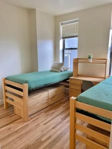 Cette chambre comprend 2 lits et une fenêtre. dans l'établissement 225-Lively 2B 2B on Hobokens Main Street, à Hoboken