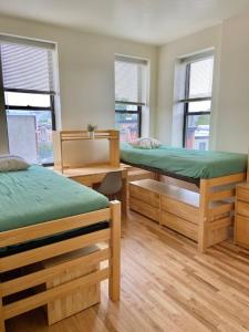 Cette chambre comprend 2 lits superposés et 2 fenêtres. dans l'établissement 225-Lively 2B 2B on Hobokens Main Street, à Hoboken