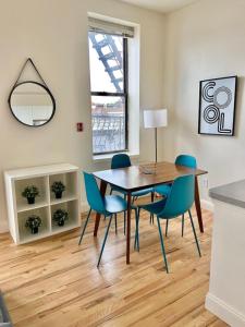 une salle à manger avec une table et des chaises bleues dans l'établissement 225-Lively 2B 2B on Hobokens Main Street, à Hoboken