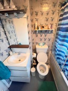 Vonios kambarys apgyvendinimo įstaigoje Inviting 2-Bed House in London