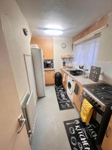 Virtuvė arba virtuvėlė apgyvendinimo įstaigoje Inviting 2-Bed House in London