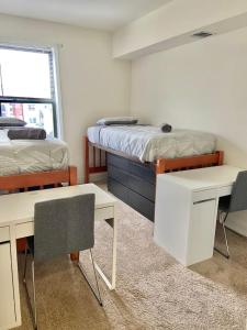 um quarto com 2 camas, uma secretária e uma cama em 125-2 Bedroom Spacious Apartment in Hoboken em Hoboken