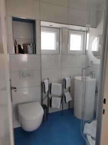 ein Bad mit einem WC und einem Waschbecken in der Unterkunft Ferienwohnung Sartorius in Bensheim