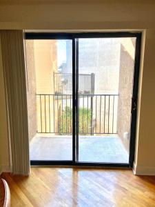 una puerta abierta a un balcón con vistas en 118-1 GB Internet Great Summer 2 Bed 2 Bath Stay, en Hoboken