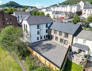 een luchtzicht op een groot wit huis bij Spacious three bedroom apartment with Valley views in Abertillery