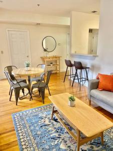 una sala de estar con un sofá y una mesa en 118-1 GB Internet Great Summer 2 Bed 2 Bath Stay, en Hoboken 5 fotos más