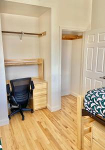 1 dormitorio con escritorio y silla junto a la cama en 223-Awesome 2B 2B next to Bus Stop to NYC en Hoboken