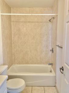 y baño con bañera blanca y aseo. en 223-Awesome 2B 2B next to Bus Stop to NYC, en Hoboken