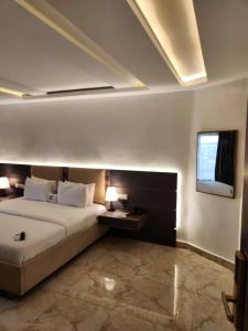 Rúm í herbergi á Le Masik Hotel