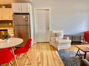 uma cozinha com um frigorífico, uma mesa e cadeiras em 212-Two Bedroom Apt.with Patio and Free Laundry em Hoboken