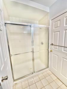 um chuveiro com uma porta de vidro na casa de banho em 212-Two Bedroom Apt.with Patio and Free Laundry em Hoboken