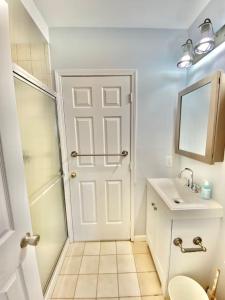 uma casa de banho com um chuveiro, um WC e um lavatório. em 212-Two Bedroom Apt.with Patio and Free Laundry em Hoboken