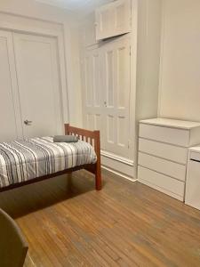 Zimmer mit einem Bett, einer Kommode und einem Schrank in der Unterkunft 301-Two Bedroom Apartment in Hoboken in Hoboken