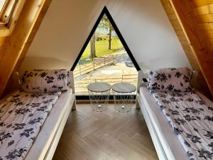 2 Betten in einem Zimmer mit Fenster in der Unterkunft AJLA in Vlasic