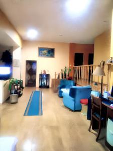 sala de estar con sofás azules y piscina en 3 bedrooms house with private pool furnished terrace and wifi at Santa Luzia, en Santa Luzia