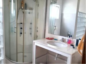 baño blanco con ducha y lavamanos en 3 bedrooms house with private pool furnished terrace and wifi at Santa Luzia, en Santa Luzia
