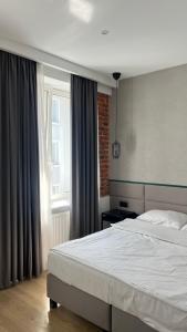 sypialnia z dużym łóżkiem i oknem w obiekcie Kamienica Łódzka w Łodzi