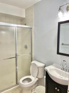 ein Bad mit einer Dusche, einem WC und einem Waschbecken in der Unterkunft 211-Spacious 2Bed 2 Bath in the heart of Hoboken in Hoboken