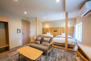 Habitación de hotel con cama y silla en Little Grebe, en Chino