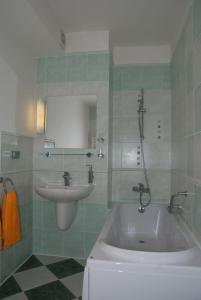 Koupelna v ubytování Hotel Ostrov Garni + 16 fotografií