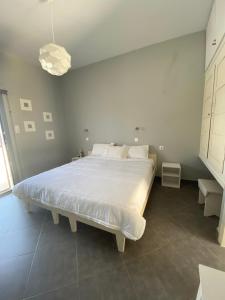 a bedroom with a large white bed in a room at Nikolas Studios in Masouri