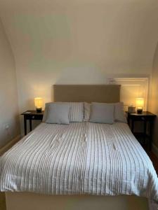 Ένα ή περισσότερα κρεβάτια σε δωμάτιο στο Home by the Sea in Rustington