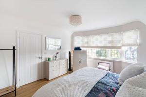 Giường trong phòng chung tại Home by the Sea in Rustington