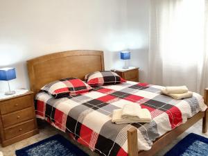 een slaapkamer met een bed met 2 kussens erop bij 4 bedrooms house with city view enclosed garden and wifi at Corticada in Cortiçada
