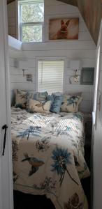 una camera con un letto in una piccola stanza di Tiny Paradise Escape llc a Howey in the Hills