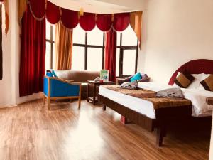 um quarto de hotel com duas camas e uma mesa em Tarun Residency em Saharanpur