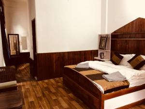 Tempat tidur dalam kamar di Tarun Residency