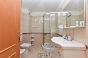 Phòng tắm tại Apartment Liznjan 2285