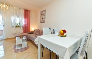 Khu vực ghế ngồi tại Apartment Liznjan 2285