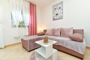 Khu vực ghế ngồi tại Apartment Liznjan 2285