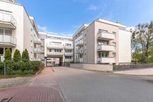 una calle vacía delante de un edificio en Platinium Kartuska Modern en Gdansk