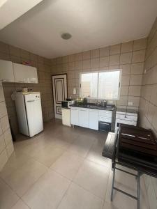 eine Küche mit Kühlschrank und Spüle in der Unterkunft Apartamento Ubatuba, Itaguá, Príncipe dos Poetas in Ubatuba