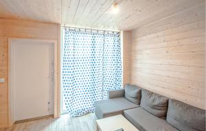 Χώρος καθιστικού στο Gorgeous Home In Sarbinowo With Kitchen