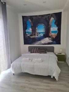 um quarto com uma cama com um quadro na parede em Casa Viky em Bari Palese