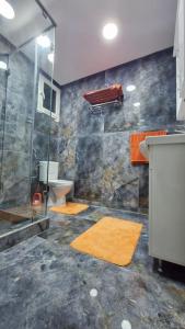 y baño con ducha, lavabo y aseo. en Studio Cosy moderne et climatisé, en Rabat