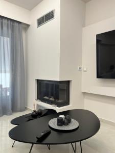 - un salon avec une table noire et une télévision dans l'établissement Luxury apartment, à Athènes