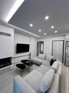 - un salon avec un canapé et une télévision dans l'établissement Luxury apartment, à Athènes