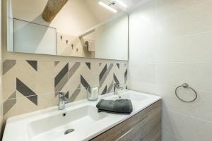 Un baño blanco con lavabo y espejo. en Les gites de Château Trompette, en Le Fenouiller 40 fotos más