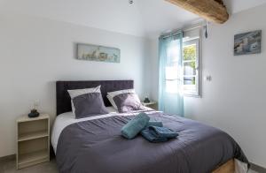 Un dormitorio con una cama con dos toallas encima. en Les gites de Château Trompette, en Le Fenouiller