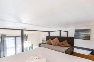sypialnia z łóżkiem i dużym oknem w obiekcie GuestReady - Modern Nest near Parc André Citroën w Paryżu