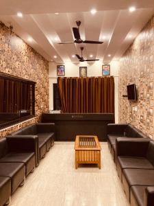 een wachtkamer met banken en een tafel bij Bollywood Lodge in Sahāranpur