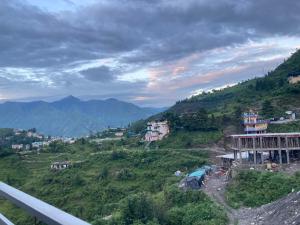 uitzicht op een berg met huizen op een heuvel bij Bollywood Lodge in Sahāranpur