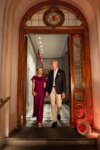 un hombre y una mujer caminando por un pasillo en NH Collection Firenze Porta Rossa, en Florencia