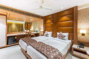 Habitación de hotel con 2 camas y TV en Hotel Supreme Comforts - International Airport, en Bombay