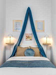 łóżko z niebieskim baldachimem w sypialni w obiekcie Székely Bertalan Residence w Budapeszcie